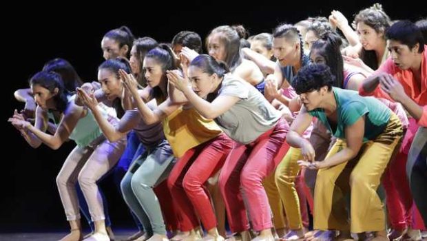 Artistas realizando una presentación teatral