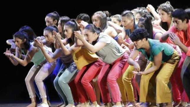 Artistas realizando una presentación teatral 