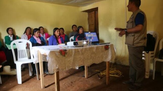 Servidores de la undiad jecutora realizando taller sobre actividades culturales