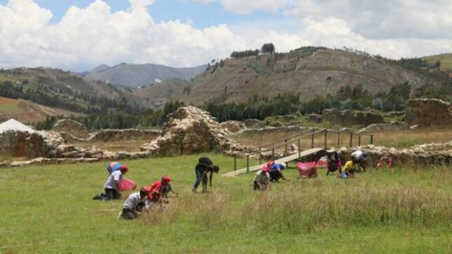 Comuneros realizando la tradicional república en Wiraqochapampa