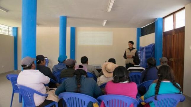 Servidores de la unidad ejecutora realizando una charla de sensibilización