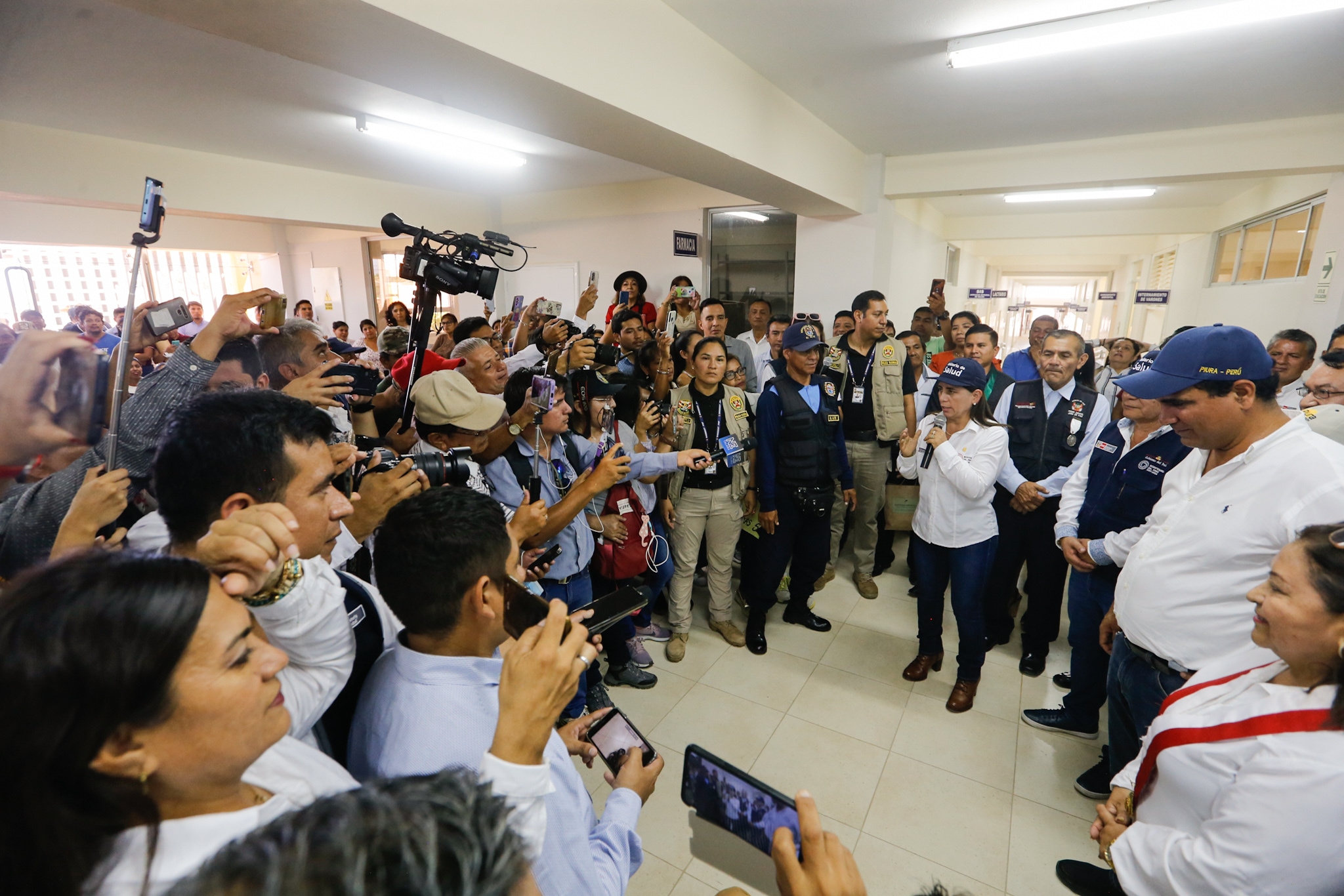 La ministra de Salud, Rosa Gutiérrez, viajó a la región #Piura para atender las demandas sobre los servicios de salud