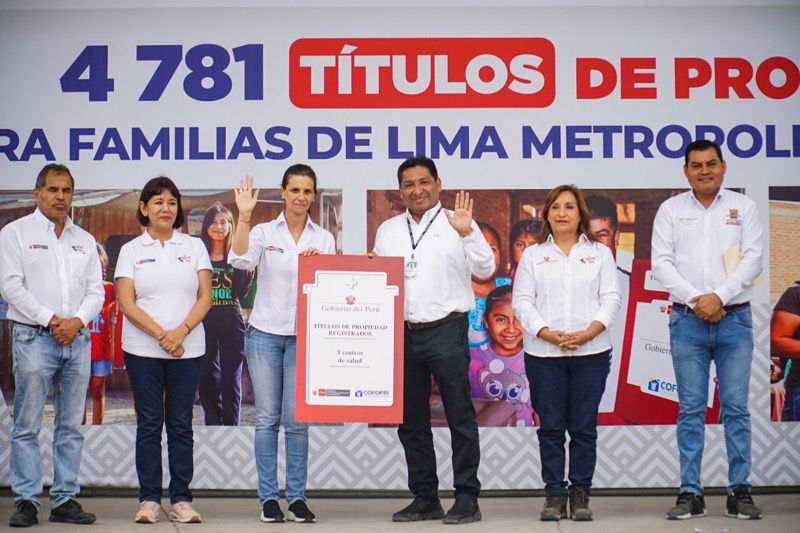 Foto 1 de Diris Lima Centro recibe título de propiedad del centro de salud Villa María del Perpetuo Socorro