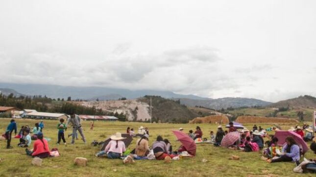 Visitantes disfrutando del recorrido cultural en Wiraqochapampa.