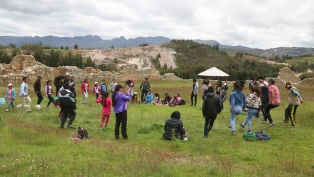 Visitantes realizando actividades culturales en Wiraqochapampa