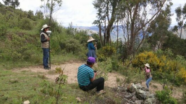 Servidores de la unidad ejecutora realizando la delimitción de Cerro Grande