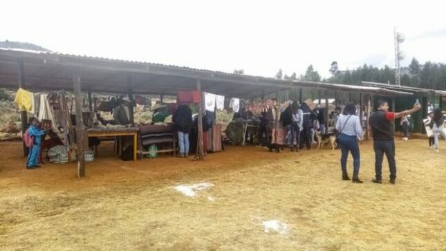 Visitantes adquiriendo productos de las poblaciones adyacentes a Wiraqochapampa. 