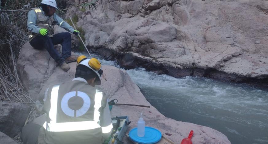 El día 23 de mayo se realizó la medición de parámetros de campo como pH, conductividad eléctrica, temperatura y oxígeno disuelto, a su vez la toma de muestras para agua superficial y sedimentos, la misma que será enviada al laboratorio acreditado ALAB para su análisis y final emisión de resultados.
