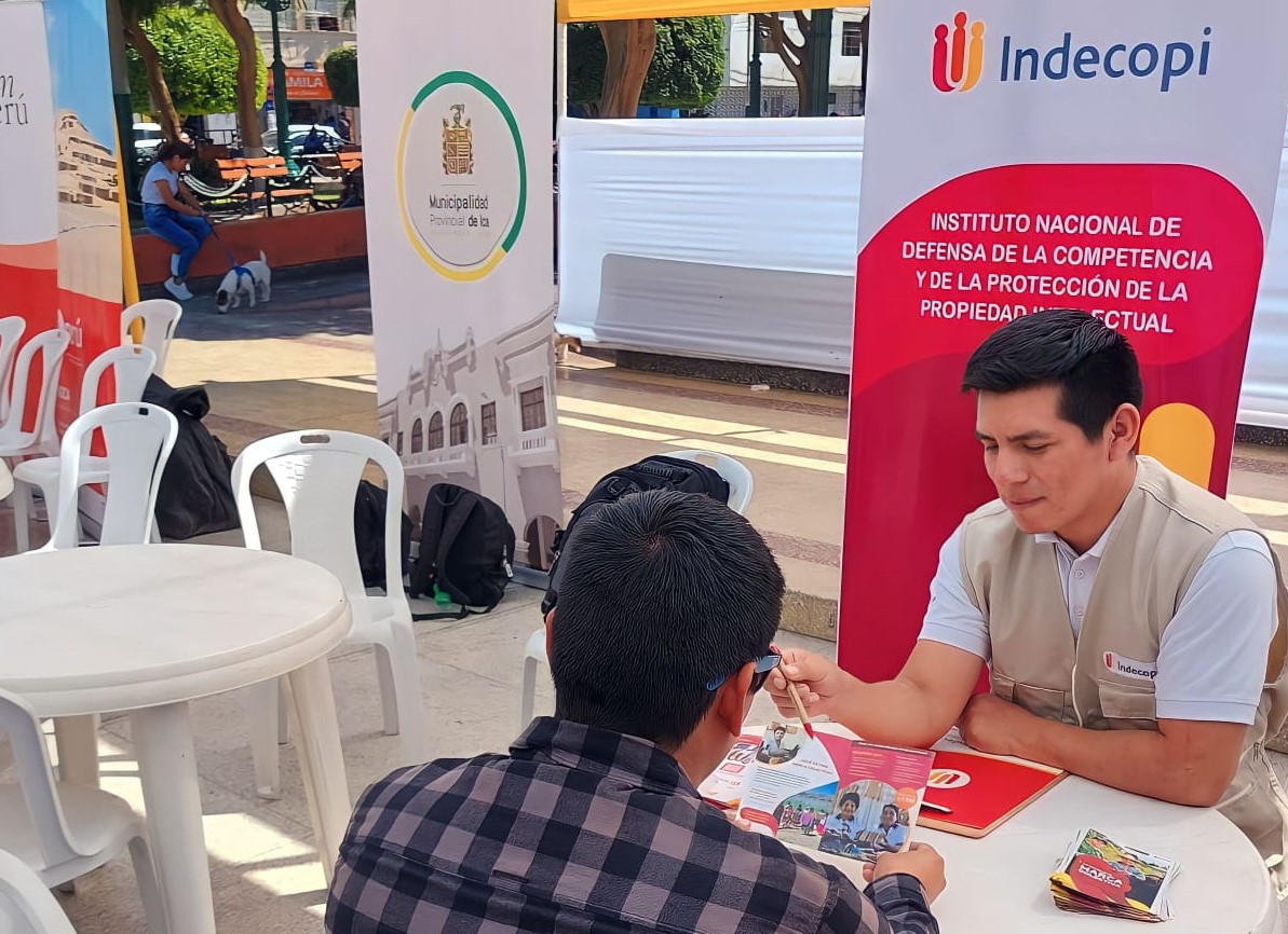 Especialistas del Indecopi informan a microempresarios sobre el beneficio de la reducción del 25% de la tasa para el registro de marcas.