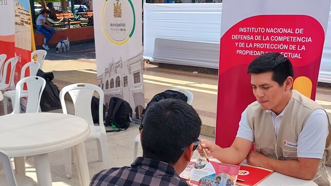 
Especialistas del Indecopi informan a microempresarios sobre el beneficio de la reducción del 25% de la tasa para el registro de marcas.