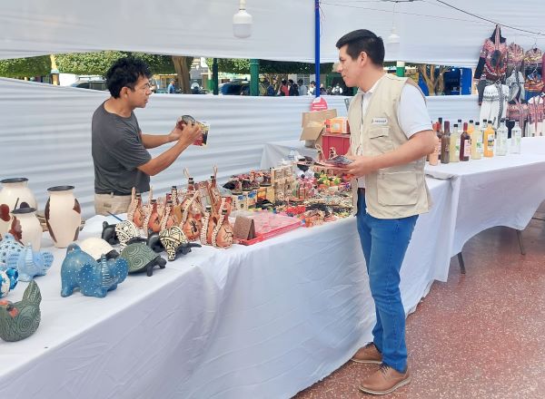 Especialistas del Indecopi informan a microempresarios sobre el beneficio de la reducción del 25% de la tasa para el registro de marcas.