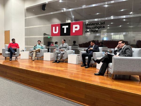Especialistas del Indecopi informan a microempresarios sobre el beneficio de la reducción del 25% de la tasa para el registro de marcas.