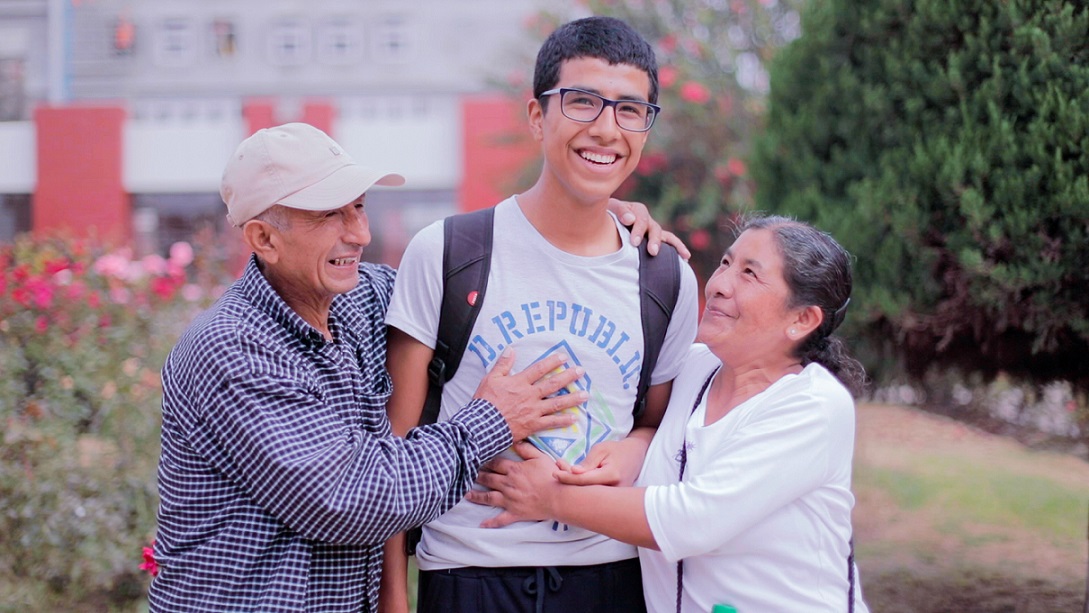 Piero Ventocilla y sus padres que siempre le inculcaron el esfuerzo en los estudios