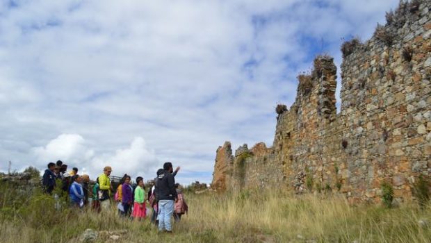 visitantes realizando un recorrido interpretativo en Marcahuamachuco