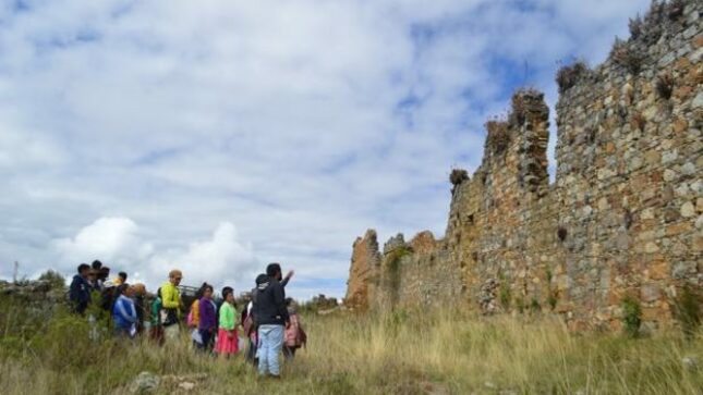 visitantes realizando un recorrido interpretativo en Marcahuamachuco