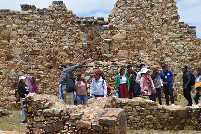 visitantes realizando un recorrido interpretativo en Marcahuamachuco