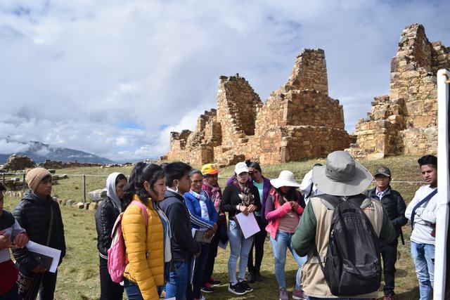 visitantes realizando un recorrido interpretativo en Marcahuamachuco