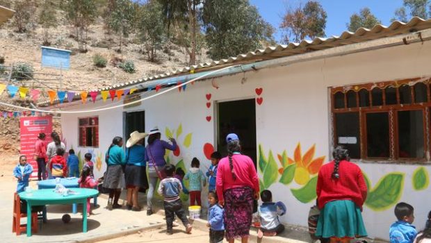 Servidores de la unidad de familia y comunidad educativa realizando una actividad cultural. 