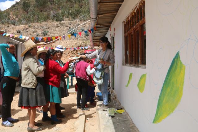 Servidores de la unidad de familia y comunidad educativa realizando una actividad cultural. 