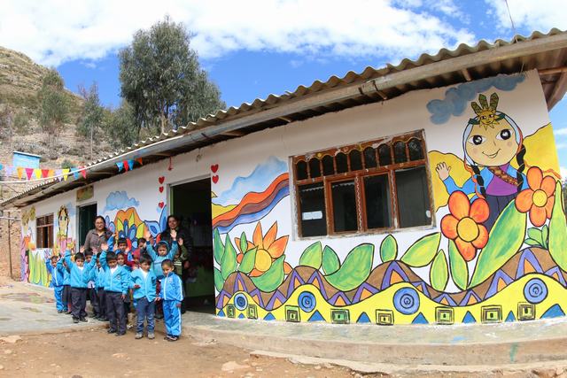 Comunidad educativa luego de finalizada la actividad cultural.