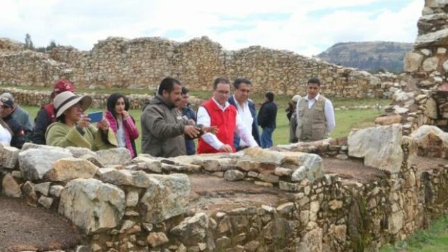 Ministro de Turismo visitando Wiraqochapampa. 