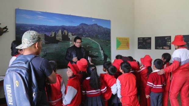 Servidores de la unidad ejecutora desarrollando un recorrido dentro de la sala de exposición. 