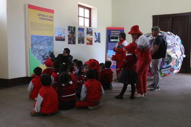 Servidores de la unidad ejecutora desarrollando un recorrido dentro de la sala de exposición.