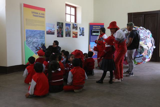 Servidores de la unidad ejecutora desarrollando un recorrido dentro de la sala de exposición. 