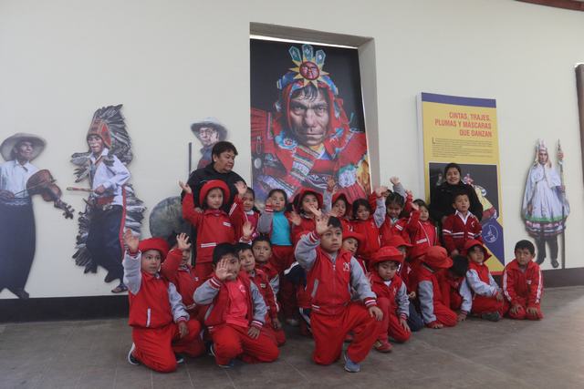 Servidores de la unidad ejecutora desarrollando un recorrido dentro de la sala de exposición. 