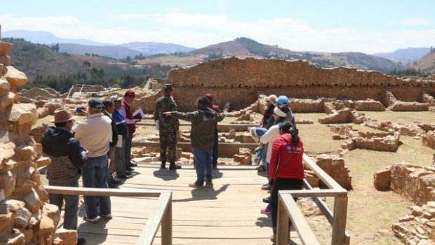 Servidores de la unidad ejecutora realizando actividades de intepretación cultural 