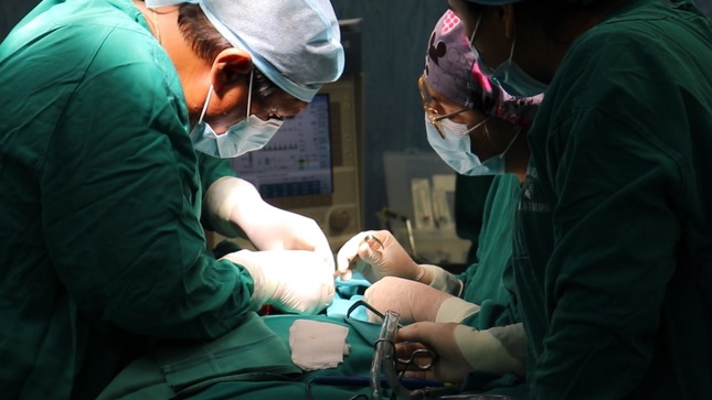 Logran operar con éxito a neonato