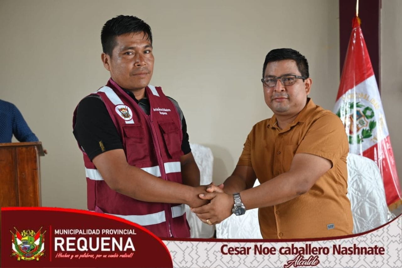 alcalde de la municipalidad provincial de requena, haciendo la entrega a la primera persona de la asociación de estibadores.