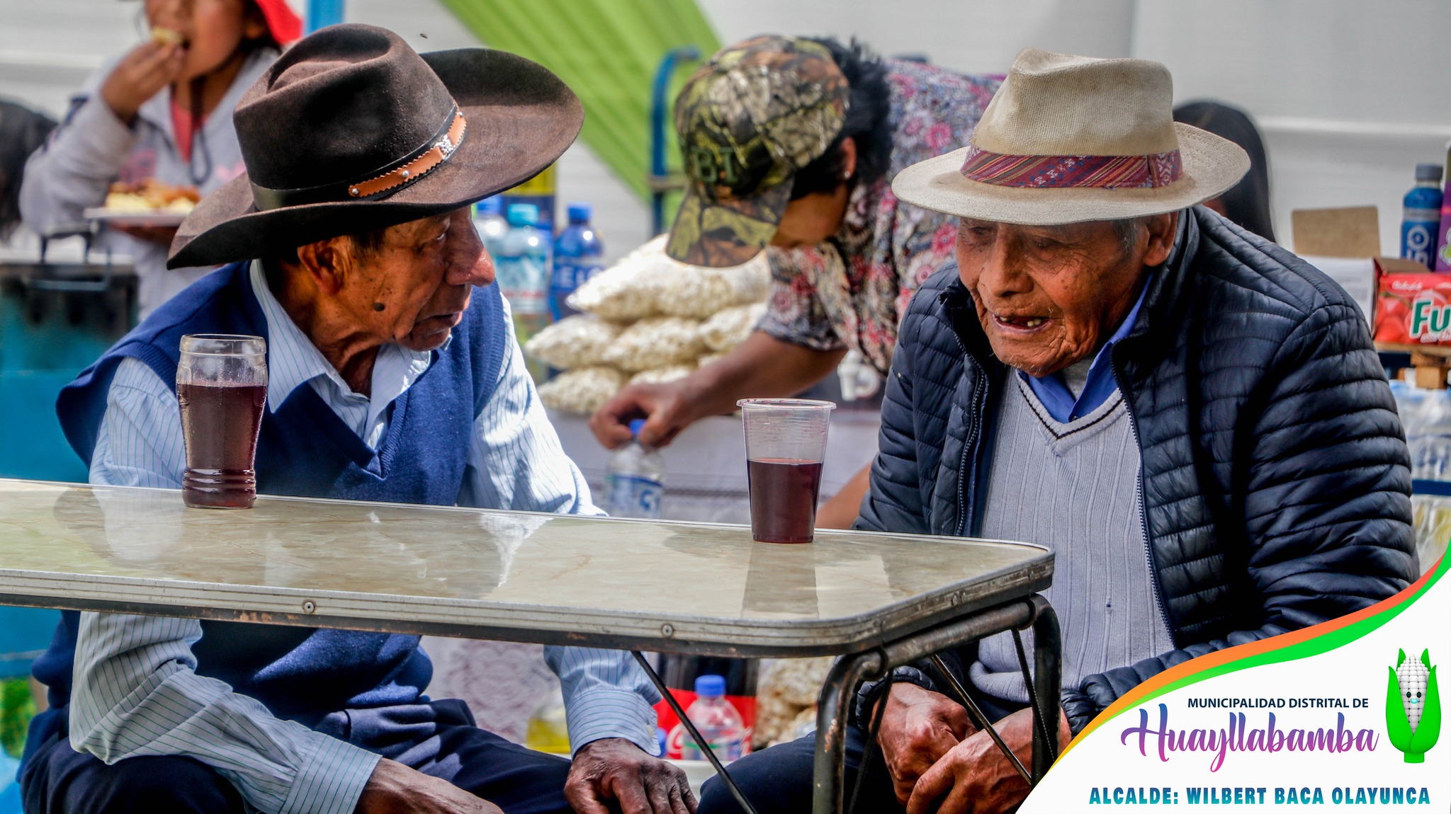 Personas comiendo