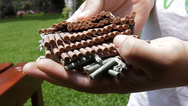 En la imagen se ven ambas manos de un niño con diversos pirotécnicos