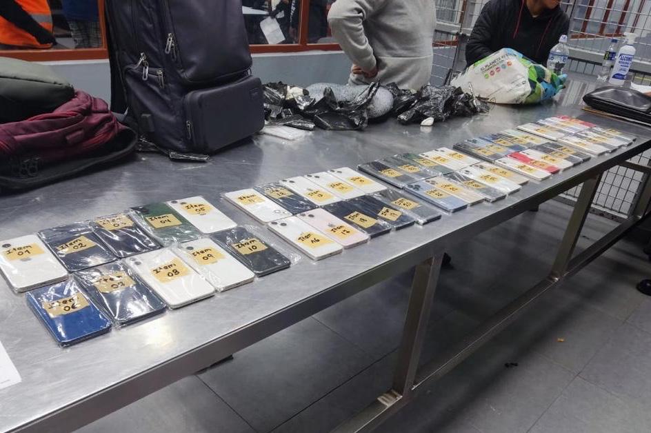 Tacna: Policía Nacional detiene a dos personas que transportaban celulares presuntamente robados en Chile