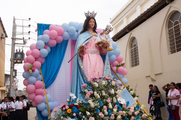 realiza homenaje a la venerada imagen de la Virgen María Auxiliadora por sus 36 años de aniversario religioso.