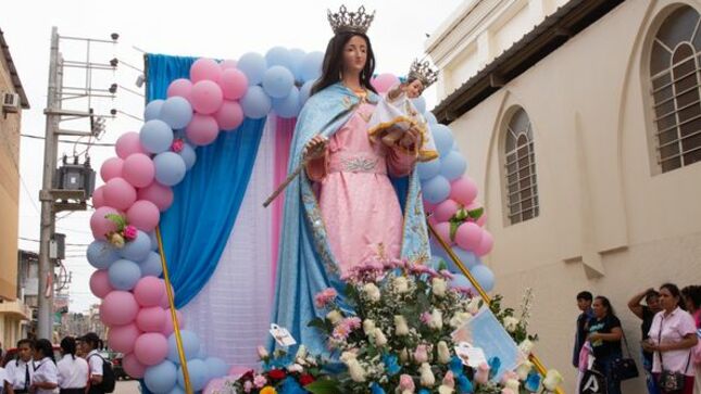 realiza homenaje a la venerada imagen de la Virgen María Auxiliadora por sus 36 años de aniversario religioso.