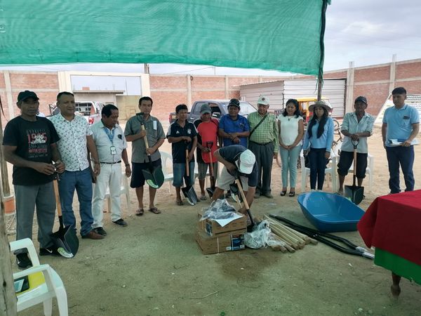 MUNICIPALIDAD DE SULLANA ENTREGA KITS DE HERRAMIENTAS A AGRICULTORES