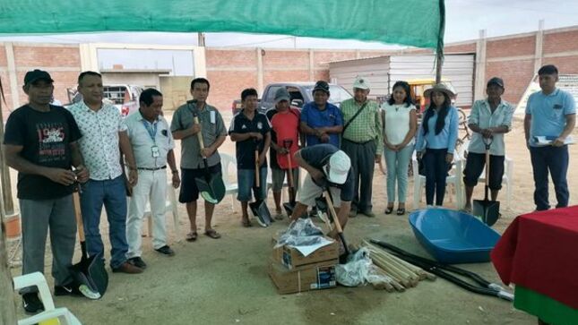 MUNICIPALIDAD  DE SULLANA ENTREGA KITS DE HERRAMIENTAS A AGRICULTORES