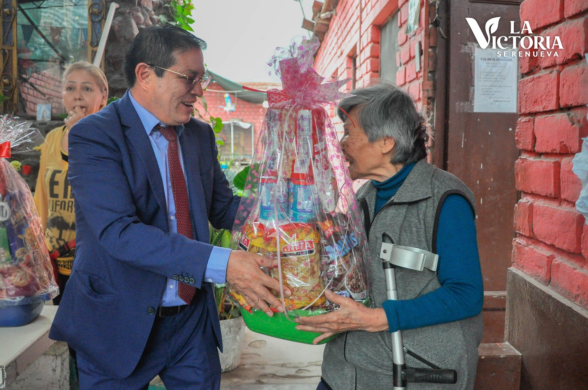 Entrega de víveres en el Complejo Deportivo Andalucía