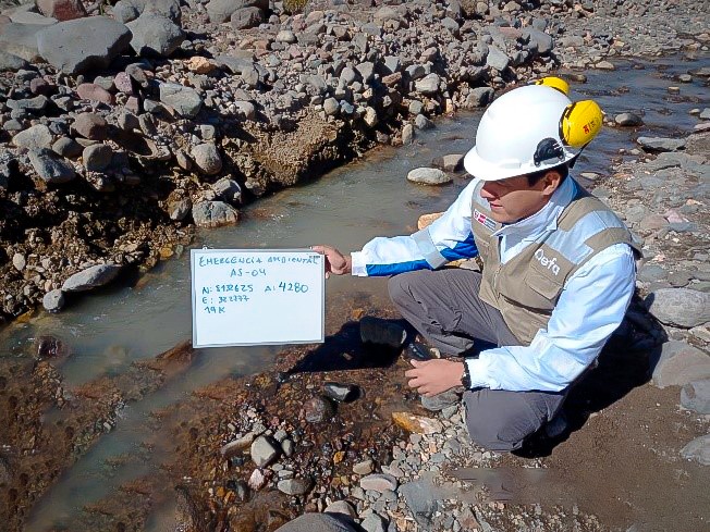 OEFA continúa supervisando la zona de derrame de hidrocarburos tras despiste de camión cisterna en Moquegua