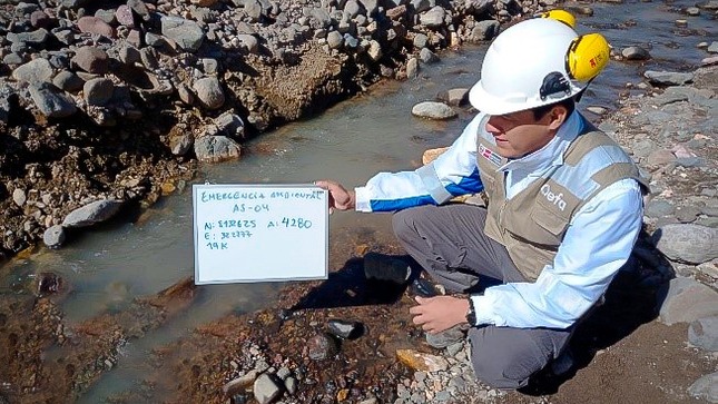 OEFA continúa supervisando la zona de derrame de hidrocarburos tras despiste de camión cisterna en Moquegua