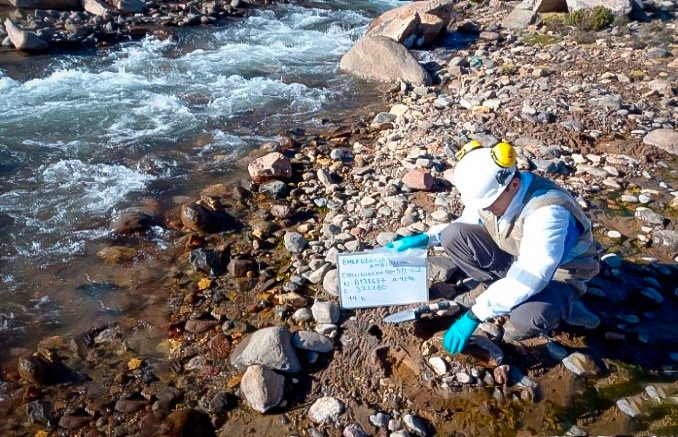 OEFA continúa supervisando la zona de derrame de hidrocarburos tras despiste de camión cisterna en Moquegua