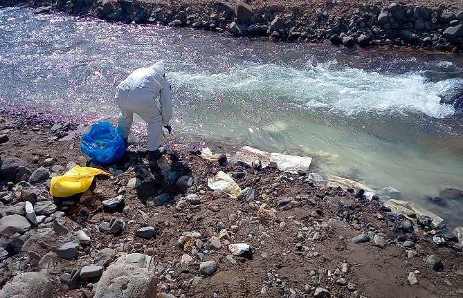 OEFA continúa supervisando la zona de derrame de hidrocarburos tras despiste de camión cisterna en Moquegua