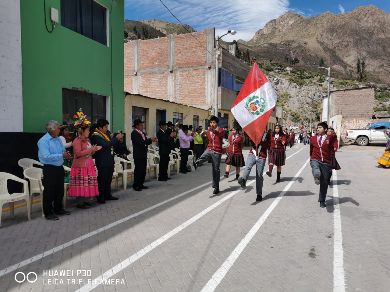 El alcalde de la municipalidad distrital de Lloque, Rubén N. Mamani Bautista, junto a otras autoridades municipales, se mostró profundamente emocionado por ser parte del 40 aniversario de la Institución Educativa Elías Aguirre Romero, piedra angular de la educación en el distrito de Lloque. Expresó su sincero agradecimiento a los maestros y personal que han dedicado su vida a brindar educación de calidad a los alumnos de Lloque.
También mencionó el importante papel de los profesores y la dedicación de los alumnos, subrayando el papel crucial que desempeñan en el desarrollo integral de los habitantes de la localidad, enfatizando que el éxito de la comunidad está estrictamente ligado al éxito de su juventud. El alcalde concluyó su discurso instando a los habitantes de Lloque a seguir apoyando e invirtiendo en educación, reconociendo su papel fundamental en el progreso del municipio. Recordó a la audiencia que la educación es la base sobre la que descansa el futuro de Lloque, y que mediante la colaboración y la cooperación, el municipio puede garantizar un futuro brillante y próspero para sus ciudadanos.
El alcalde la comuna local subrayó además la importancia de la unidad entre la comunidad, recordándoles que solo mediante el esfuerzo colectivo puede el sistema educativo de la ciudad alcanzar todo su potencial. Hizo hincapié en que todos deben trabajar juntos hacia este objetivo común, y que ninguna persona o grupo puede tener éxito de forma aislada.
Finalmente, concluyó su intervención acotando la necesidad de que todos unan sus fuerzas y contribuyan al éxito del sistema educativo de la localidad, en beneficio de todos los ciudadanos. Recordó que una comunidad unida es la clave del éxito del sistema educativo, y que solo mediante el compromiso de colaboración podrá el distrito alcanzar realmente su potencial.