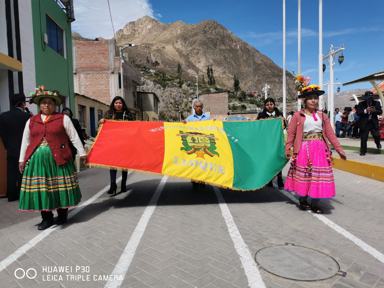 El  alcalde  de  la  municipalidad  distrital  de  Lloque, Rubén N. Mamani Bautista,  junto  a  otras  autoridades  municipales,  se  mostró  profundamente  emocionado  por  ser  parte  del  40  aniversario  de  la  Institución  Educativa  Elías  Aguirre  Romero,  piedra  angular  de  la  educación  en  el distrito de Lloque.  Expresó  su  sincero  agradecimiento  a  los  maestros  y personal  que  han  dedicado  su  vida  a  brindar  educación  de  calidad  a  los  alumnos  de  Lloque. 

También  mencionó  el  importante  papel  de los profesores  y  la  dedicación  de  los  alumnos,  subrayando  el  papel  crucial  que  desempeñan  en  el  desarrollo  integral  de  los  habitantes  de  la  localidad,  enfatizando  que  el  éxito  de  la  comunidad  está  estrictamente  ligado  al  éxito  de su  juventud.  El  alcalde  concluyó  su  discurso  instando  a  los  habitantes  de  Lloque  a  seguir  apoyando  e  invirtiendo  en  educación,  reconociendo  su  papel  fundamental  en  el  progreso  del  municipio.  Recordó  a  la  audiencia  que  la  educación  es  la  base  sobre  la  que  descansa  el  futuro  de  Lloque, y  que  mediante  la  colaboración  y  la  cooperación,  el  municipio  puede  garantizar  un  futuro  brillante  y  próspero  para  sus  ciudadanos.

El  alcalde la comuna local subrayó  además  la  importancia  de  la  unidad  entre  la  comunidad,  recordándoles  que  solo  mediante  el  esfuerzo  colectivo  puede  el  sistema  educativo  de  la  ciudad alcanzar  todo  su  potencial.  Hizo  hincapié  en  que  todos  deben  trabajar  juntos  hacia  este  objetivo  común,  y  que  ninguna  persona  o  grupo  puede  tener  éxito  de  forma  aislada. 

Finalmente,  concluyó  su  intervención  acotando  la  necesidad  de  que  todos  unan  sus  fuerzas  y  contribuyan  al  éxito  del sistema  educativo  de  la  localidad,  en  beneficio  de  todos  los  ciudadanos.  Recordó  que  una  comunidad  unida  es  la  clave  del  éxito  del  sistema  educativo,  y  que  solo  mediante  el  compromiso  de  colaboración  podrá  el  distrito  alcanzar  realmente  su  potencial.