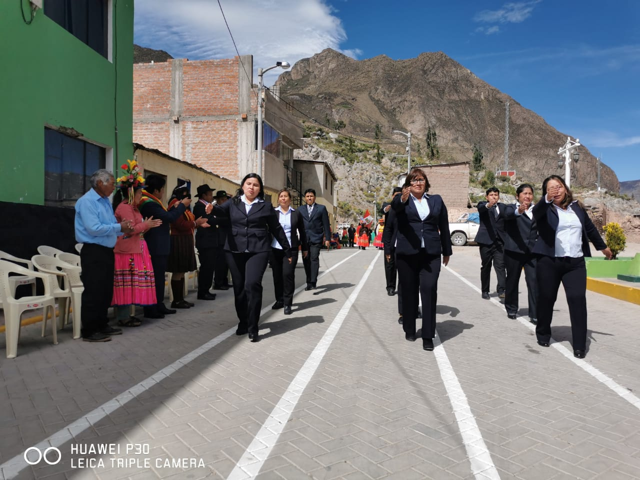 El alcalde de la municipalidad distrital de Lloque, Rubén N. Mamani Bautista, junto a otras autoridades municipales, se mostró profundamente emocionado por ser parte del 40 aniversario de la Institución Educativa Elías Aguirre Romero, piedra angular de la educación en el distrito de Lloque. Expresó su sincero agradecimiento a los maestros y personal que han dedicado su vida a brindar educación de calidad a los alumnos de Lloque.
También mencionó el importante papel de los profesores y la dedicación de los alumnos, subrayando el papel crucial que desempeñan en el desarrollo integral de los habitantes de la localidad, enfatizando que el éxito de la comunidad está estrictamente ligado al éxito de su juventud. El alcalde concluyó su discurso instando a los habitantes de Lloque a seguir apoyando e invirtiendo en educación, reconociendo su papel fundamental en el progreso del municipio. Recordó a la audiencia que la educación es la base sobre la que descansa el futuro de Lloque, y que mediante la colaboración y la cooperación, el municipio puede garantizar un futuro brillante y próspero para sus ciudadanos.
El alcalde la comuna local subrayó además la importancia de la unidad entre la comunidad, recordándoles que solo mediante el esfuerzo colectivo puede el sistema educativo de la ciudad alcanzar todo su potencial. Hizo hincapié en que todos deben trabajar juntos hacia este objetivo común, y que ninguna persona o grupo puede tener éxito de forma aislada.
Finalmente, concluyó su intervención acotando la necesidad de que todos unan sus fuerzas y contribuyan al éxito del sistema educativo de la localidad, en beneficio de todos los ciudadanos. Recordó que una comunidad unida es la clave del éxito del sistema educativo, y que solo mediante el compromiso de colaboración podrá el distrito alcanzar realmente su potencial.