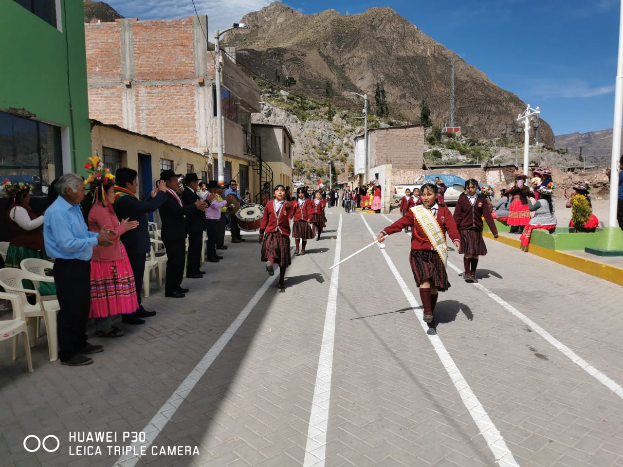 El alcalde de la municipalidad distrital de Lloque, Rubén N. Mamani Bautista, junto a otras autoridades municipales, se mostró profundamente emocionado por ser parte del 40 aniversario de la Institución Educativa Elías Aguirre Romero, piedra angular de la educación en el distrito de Lloque. Expresó su sincero agradecimiento a los maestros y personal que han dedicado su vida a brindar educación de calidad a los alumnos de Lloque.
También mencionó el importante papel de los profesores y la dedicación de los alumnos, subrayando el papel crucial que desempeñan en el desarrollo integral de los habitantes de la localidad, enfatizando que el éxito de la comunidad está estrictamente ligado al éxito de su juventud. El alcalde concluyó su discurso instando a los habitantes de Lloque a seguir apoyando e invirtiendo en educación, reconociendo su papel fundamental en el progreso del municipio. Recordó a la audiencia que la educación es la base sobre la que descansa el futuro de Lloque, y que mediante la colaboración y la cooperación, el municipio puede garantizar un futuro brillante y próspero para sus ciudadanos.