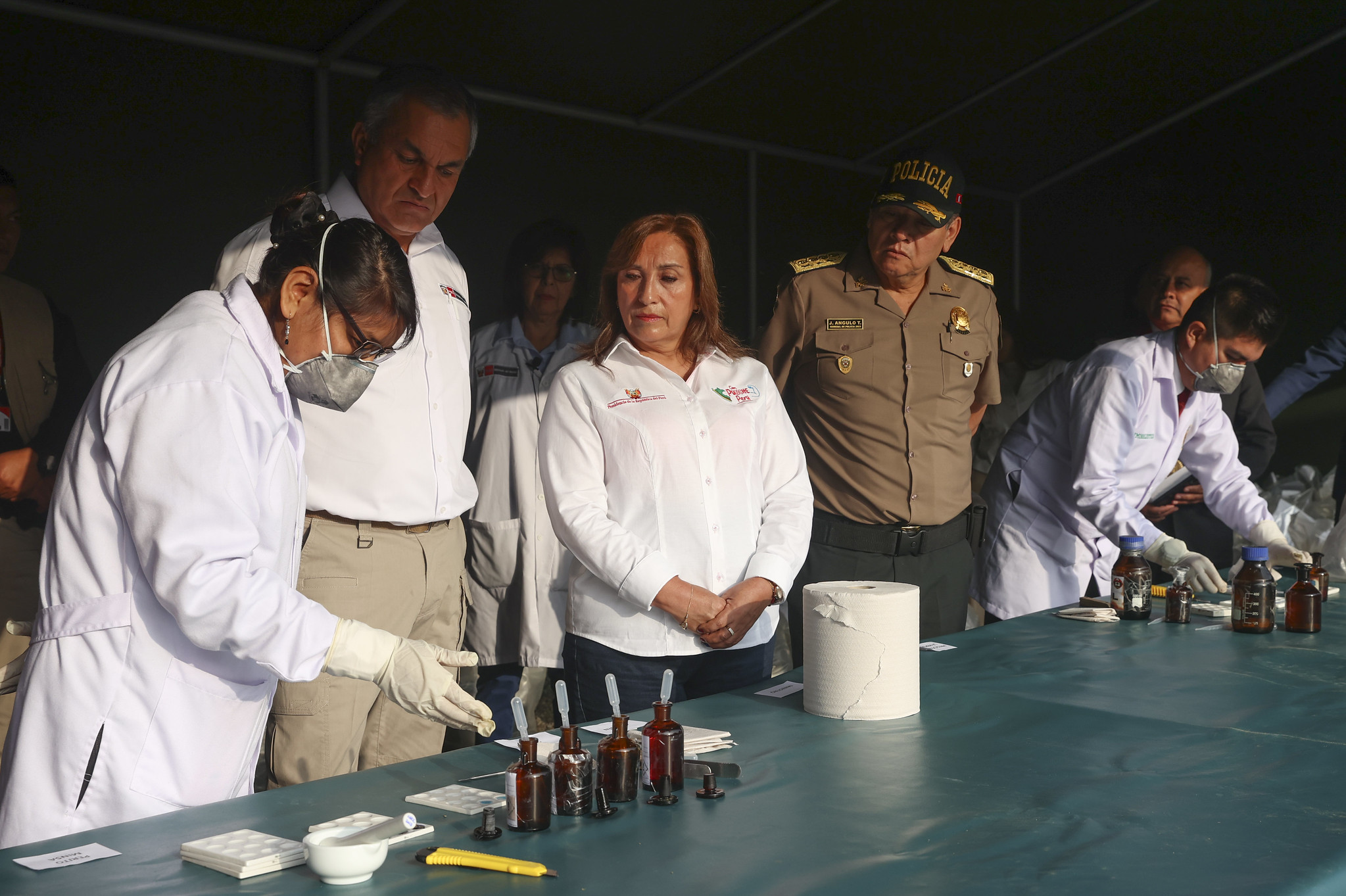 El Ministerio del Interior inició la destrucción de más de 14 toneladas de drogas decomisadas por la Policía Nacional del Perú (PNP) en diversos operativos realizados a nivel nacional, correspondiente al segundo proceso de destrucción de drogas del presente año.
Este acto público de incineración de droga estuvo liderado por la presidenta Dina Boluarte y el ministro del Interior, Vicente Romero, quien resaltó el trabajo de la Policía Nacional, en especial de la Dirección Antidrogas y de la Dirección de Aviación Policial, que permite seguir golpeando a las mafias del tráfico ilícito de drogas.
“Esta incineración de más de 14 toneladas de drogas es gracias a los operativos permanentes, al trabajo de inteligencia y al compromiso de la Policía con la ciudadanía”, subrayó.