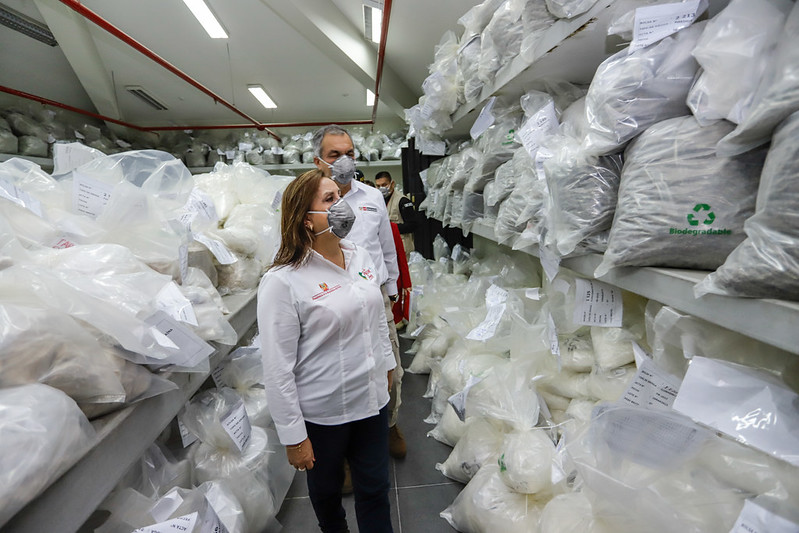 El Ministerio del Interior inició la destrucción de más de 14 toneladas de drogas decomisadas por la Policía Nacional del Perú (PNP) en diversos operativos realizados a nivel nacional, correspondiente al segundo proceso de destrucción de drogas del presente año.
Este acto público de incineración de droga estuvo liderado por la presidenta Dina Boluarte y el ministro del Interior, Vicente Romero, quien resaltó el trabajo de la Policía Nacional, en especial de la Dirección Antidrogas y de la Dirección de Aviación Policial, que permite seguir golpeando a las mafias del tráfico ilícito de drogas.
“Esta incineración de más de 14 toneladas de drogas es gracias a los operativos permanentes, al trabajo de inteligencia y al compromiso de la Policía con la ciudadanía”, subrayó.